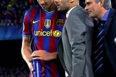 名場(chǎng)面拉滿，重溫十五年前穆里尼奧一己之力征服諾坎普