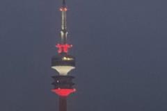 慶祝拜仁聯(lián)賽奪冠，慕尼黑奧林匹克塔點亮紅白燈光