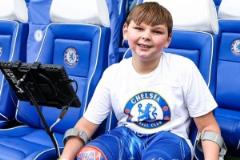 暖心舉動！10歲雙腿截肢男孩獲切爾西與利物浦邀請觀賽斯坦福橋