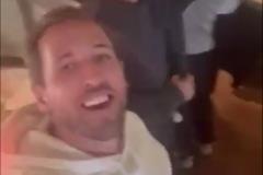 凱恩激情慶祝！縱情高歌香檳噴臉開心唱跳