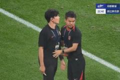第23分鐘，蓉城助理教練因不滿判罰被裁判黃牌警告