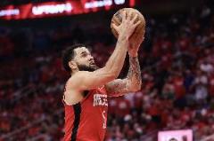 范弗里特暗示愿留隊，拒絕公開談?wù)撐磥砣ハ? style=