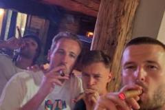 雨中備戰(zhàn)！拜仁眾將現(xiàn)身訓(xùn)練場，凱恩：還帶著派對后勁