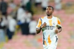 拜仁未考慮簽回阿拉巴，球員不愿離開皇馬