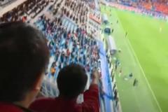 遠(yuǎn)征球迷怒斥亞泰表現(xiàn)，高呼“謝暉下課”