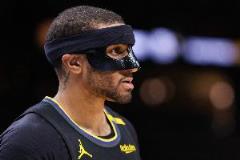 科爾：小佩頓戴口罩獨(dú)坐飛機(jī)，不確定明天能否出戰(zhàn)