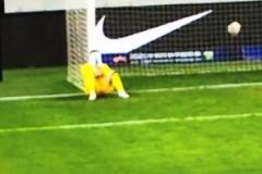 門將最懂門將！吳亞軻賽后靠在門柱上，牟鵬飛立刻上前安慰