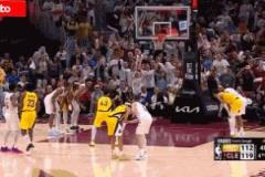 西卡兩罰不中內(nèi)史密斯補扣掀翻米切爾！