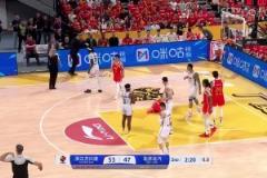 影響系列賽走勢？朱俊龍落地踩到自己人受傷，隨后返回更衣室！