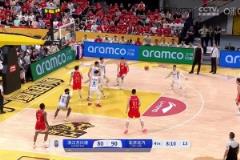 就你是MVP？胡金秋強(qiáng)殺籃下，周琦這大帽簡直就像拍蒼蠅一樣！