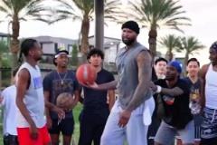 考辛斯空降野球場(chǎng)！迎著對(duì)手犯規(guī)砍分如切菜