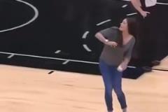 妹子手勁真大??！普拉姆在馬刺主場扔毛巾，居然能扔那么遠(yuǎn)？