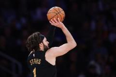 外線發(fā)威！斯特魯斯半場三分7中4砍14分5板3助正負(fù)值+3