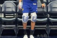 緊繃神經(jīng)！庫(kù)里賽前熱身往膝蓋纏了兩塊大冰袋！
