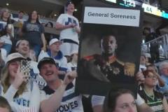 森林狼球迷舉牌陰陽巴特勒：酸痛將軍