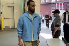 G1即將開戰(zhàn)！庫里抵達(dá)森林狼球館沒想到還得過安檢交手機(jī)啊