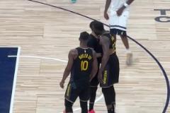 以下克上！勇士客場(chǎng)拿下半決賽首勝，賽后勇士眾將擊掌相擁慶祝！