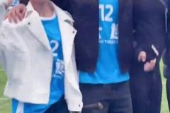 黑絲晃眼！“錘王”和美嬌妻李小萌慶祝大連勝利