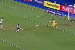 活該被巴薩退貨！羅克大單刀1v1門將+隊(duì)友跑位，怒射門將打丟