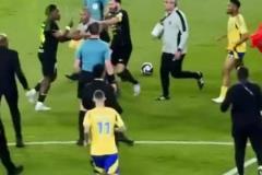 沙特網(wǎng)友吐槽C羅在發(fā)生沖突后返回更衣室，仿佛和自己無關(guān)