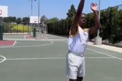 太搞了！外網(wǎng)網(wǎng)紅惡搞濃眉打球現(xiàn)狀！擊個(gè)掌都能傷是吧？