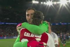 來自意大利老鄉(xiāng)的安慰！多納魯馬賽后安慰卡拉菲奧里