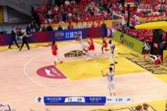 在國內(nèi)球員中相當罕見！朱俊龍快攻直接將外援杰曼的上籃釘板帽了下來！