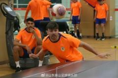 山東泰山隊(duì)員因濟(jì)南降雨轉(zhuǎn)移至力量房訓(xùn)練