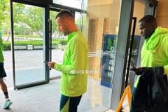 博主：國安今日冒雨進(jìn)行官訓(xùn)，斯帕吉奇參與其中