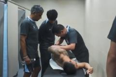 媒體人解讀：申花客戰(zhàn)梅州賽前，李可在更衣室俯身拿球鞋扭傷腰部