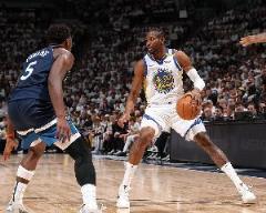 庫(kù)明加26分鐘11中8砍18分5板展現(xiàn)身體天賦