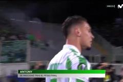 安東尼最后倒地掩面抽泣，在曼聯(lián)的時候壓力是真大啊，現(xiàn)在釋放了