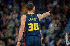 科爾：庫里在替補席上讓我們感到非常安心，他始終在與隊友交流