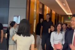 易建聯(lián)回國(guó)出席活動(dòng)，出緋聞之后看起來(lái)更羞澀了