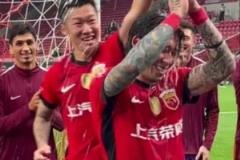 球迷獻(xiàn)上生日祝福 賽后為張琳芃唱響生日歌