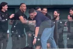 皇家貝蒂斯球迷在慶?；顒又懈吆簟鞍矕|尼留下來”！