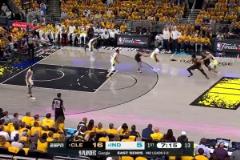 不是哥們你喬丹啊？米切爾空中1扛2！拉桿對(duì)抗神仙球2+1