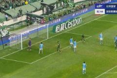 國安禁區(qū)內(nèi)斷球，張玉寧門前空門機會推射打高