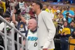 有愛??哈利伯頓為抗癌兒童簽名并主動合照