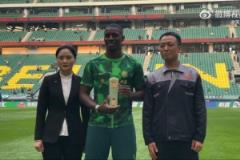 法比奧賽前獲頒國安4月最佳球員獎(jiǎng)杯，俱樂部員工親自頒獎(jiǎng)