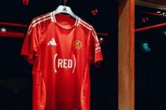 曼聯(lián)穿特別球衣推廣慈善工作