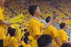 比臟話還有殺傷力？客場(chǎng)球迷唱《媽媽好》，張鎮(zhèn)麟母子面色鐵青