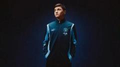 記者：胡桑諾夫加盟曼城前一個(gè)月未訓(xùn)練，正努力學(xué)習(xí)英語(yǔ)