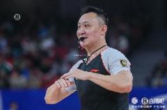 媒體人：楊鳴直言看到3個(gè)裁判拉扯令人痛苦，不搶戲是基本要求