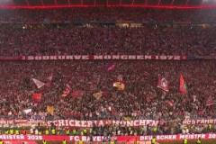 致謝拜仁死忠！穆勒爬上南看臺(tái)喊麥和球迷一起慶祝！