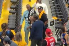 愛德華茲賽后現(xiàn)身場邊 與小佩頓父親“手套”佩頓擁抱致意