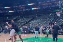 詼諧一刻！塔圖姆此前賽前訓(xùn)練運(yùn)球被助教輕松斷掉！