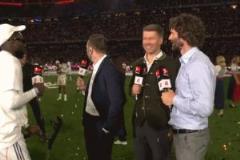 阿方索接受采訪時(shí)扔拐等待隊(duì)友澆啤酒