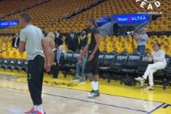 球隊領(lǐng)袖的作用！賽后塔圖姆和杰倫-布朗在更衣室與全隊擊掌