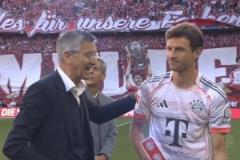 致敬傳奇！拜仁賽前為穆勒舉行告別儀式！